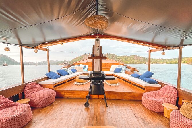 3 Days Deluxe Boat Private Cabin Sailing Trip in Komodo Island - Day 2: Manta Point and Taka Makassar for big animal spotting