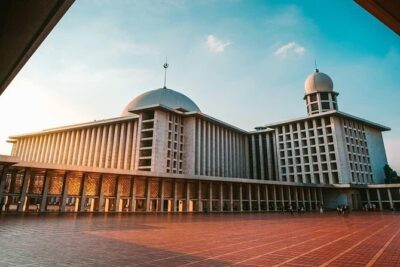 4 Hours Jakarta Private City Tour - (Most Tourist Attractions) - Entering Istiqlal Mosque: SE Asia scale, inside-and-outside views