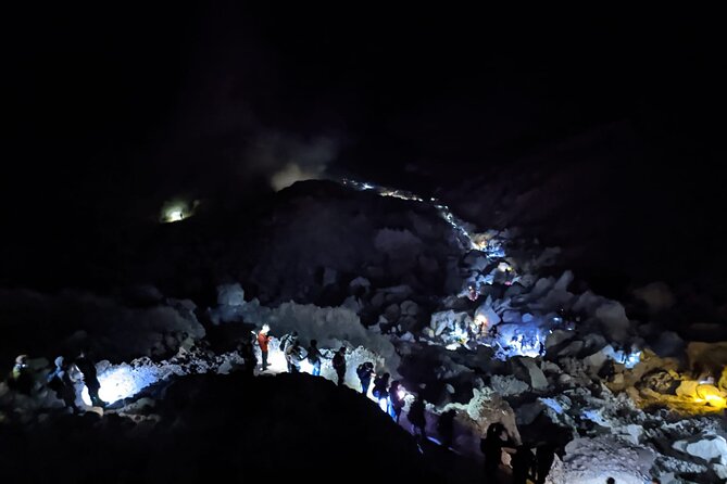 4D3N Mount Bromo, Ijen Crater & Surabaya Night Market - Day 2: Ijen Crater at 00:00, gas mask included, then the sulfur-miner reality