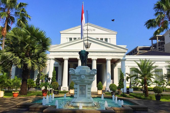 8 Hours Jakarta Private City Tour - (All Tourist Attractions) - Lunch, snacks, and the comfort factor in an 8-hour day