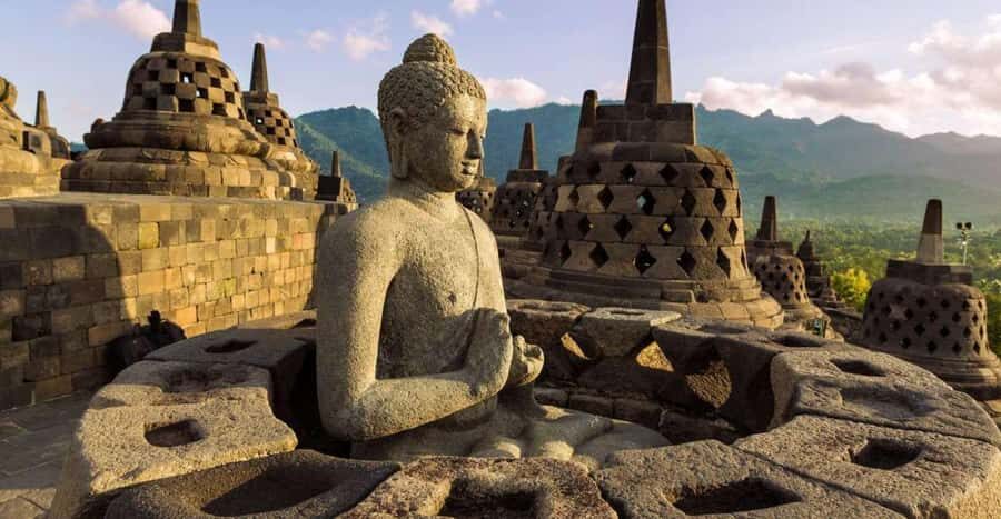 All-inclusive Borobudur Sunrise & Prambanan Temple Tour - Borobudur morning: top access, step count, and a guide who explains the point