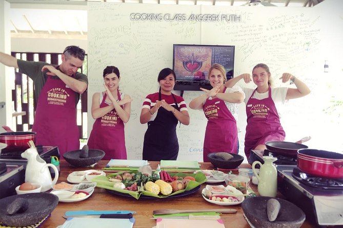 Anggrek Putih Lombok Cooking Class - What you cook in Lombok: banana-leaf fish, curry, and stone-pestle technique