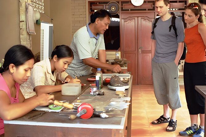 Ayung River Rafting and Shopping Tour Packages - Tohpati Village batik process and Ikat weaving you can actually watch