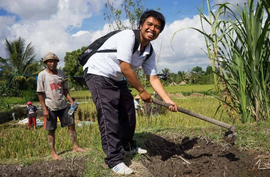 Bali: 6-Hour UNESCO Sites Cultural Walking Tour - Inside a local compound: priest-family interaction and community living