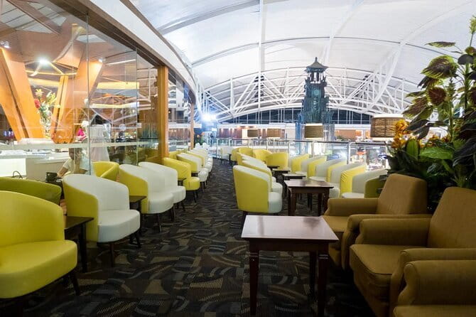 Bali Airport Lounge - Inside the lounge: more than chairs and a buffet