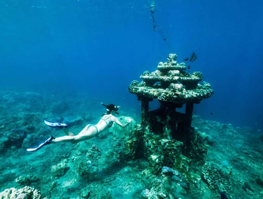 Bali/Amed: Underwater Temple Snorkeling Experience - The boat setup: lockers, changing room, and a small-crew feel