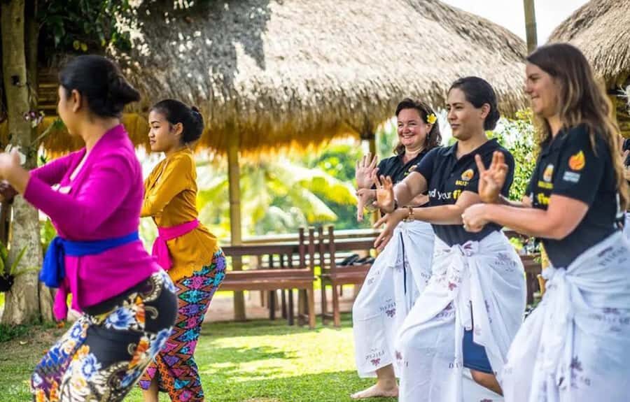 Bali : Balinese Dance Class for All Levels led by instructor - How the class works in Ubud: private group, English coaching, real practice