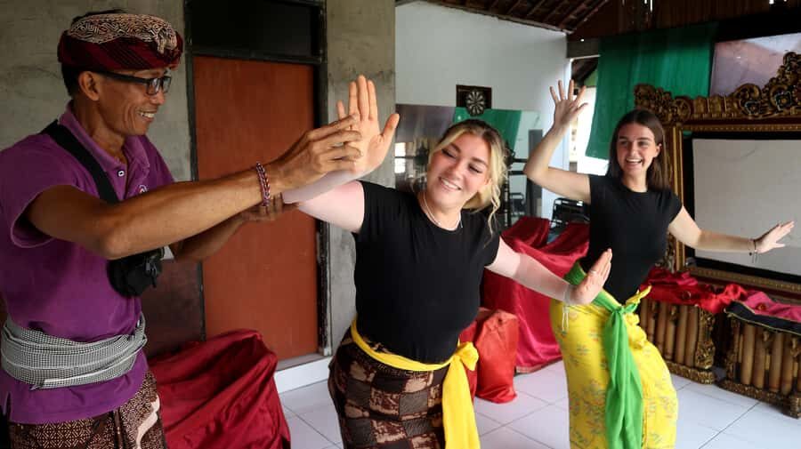 Bali : Balinese Dance Class for All Levels led by instructor - Costumes and makeup: why the outfit changes the performance