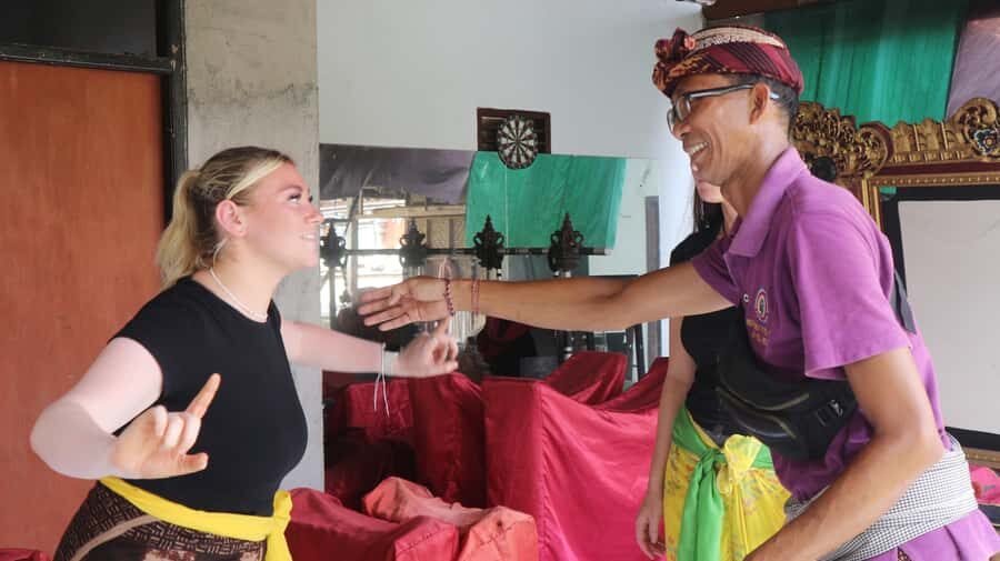 Bali : Balinese Dance Class for All Levels led by instructor - Storytelling and symbolism: moving like the myth matters