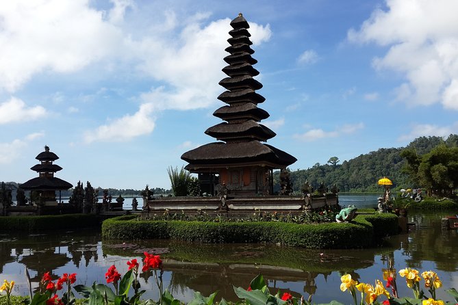 Bali Beautiful Insta with Real Bali Swing - Stop 1: Handara Iconic Gate and the Mountain-Backdrop Selfie