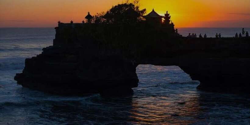 Bali: Bedugul, Jatiluwih, Taman ayun, Tanah lot private tour - Tanah Lot Temple: waves, outcrop views, and timing your final photos