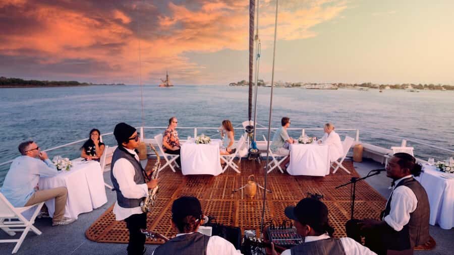 Bali/Benoa: 5-Course Romantic Evening Cruise With Live Music - Live acoustic music with sax plus song requests