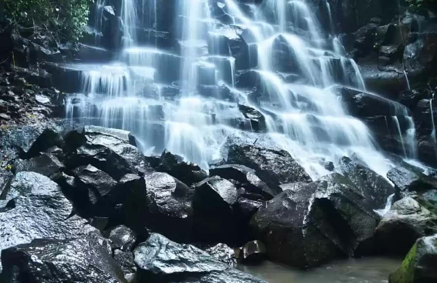 Bali Best Waterfalls Private Tour - Kanto Lampo: rock drama, crowds, and how to get your own shots