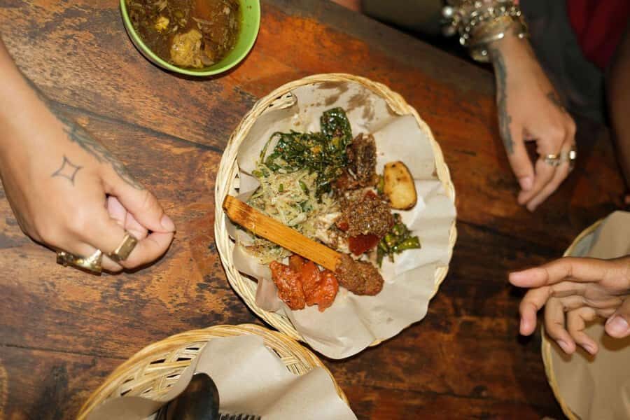 Bali: Delicious Indonesian Food Tour - Small group value (max 12): why guides can make or break the night