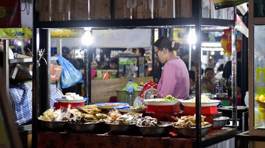 Bali: Denpasar Market Food Tour with 7 Tastings Must-Try - Walking the market vs. eating station by station