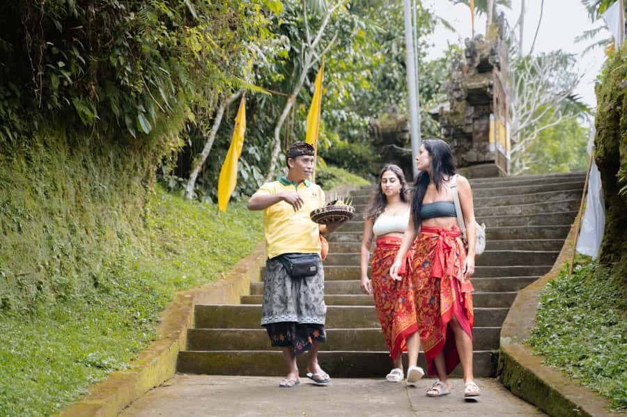 Bali Eat, Pray and Love Experience - Pasar Tampaksiring market: offerings, fruits, and snack hunting with a guide
