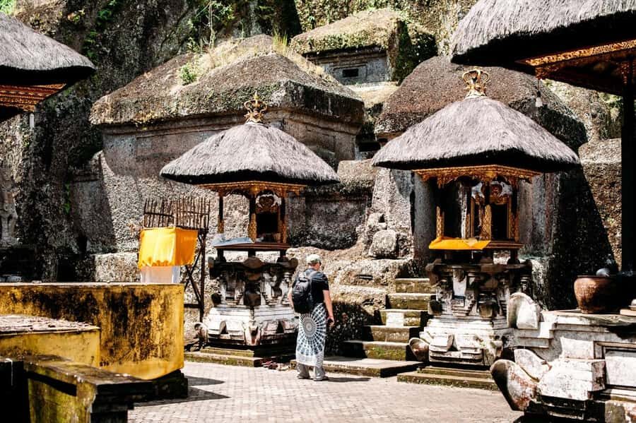 Bali: Gunung Kawi Temple & Pakerisan UNESCO Guided Tour - Temple etiquette: sarong, no shorts, and why timing changes everything