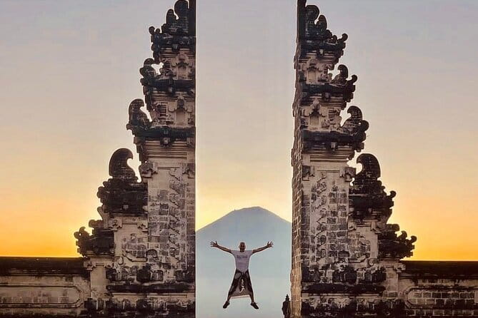 Bali Instagram Tour - DESIGN Your Own Trip - Tukad Cepung Waterfall: the cave-frame moment takes time