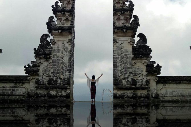 Bali Instagram Tour to The Most Scenic View - Stop 1: Lempuyang Temple and the Gate of Heaven wait