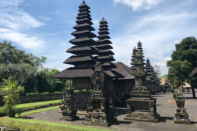 BALI INSTAGRAM TOURS; Handara Gate, Taman Ayun, & Ulundanu Temple - Handara Gate: the iconic arch shot, minus the stress