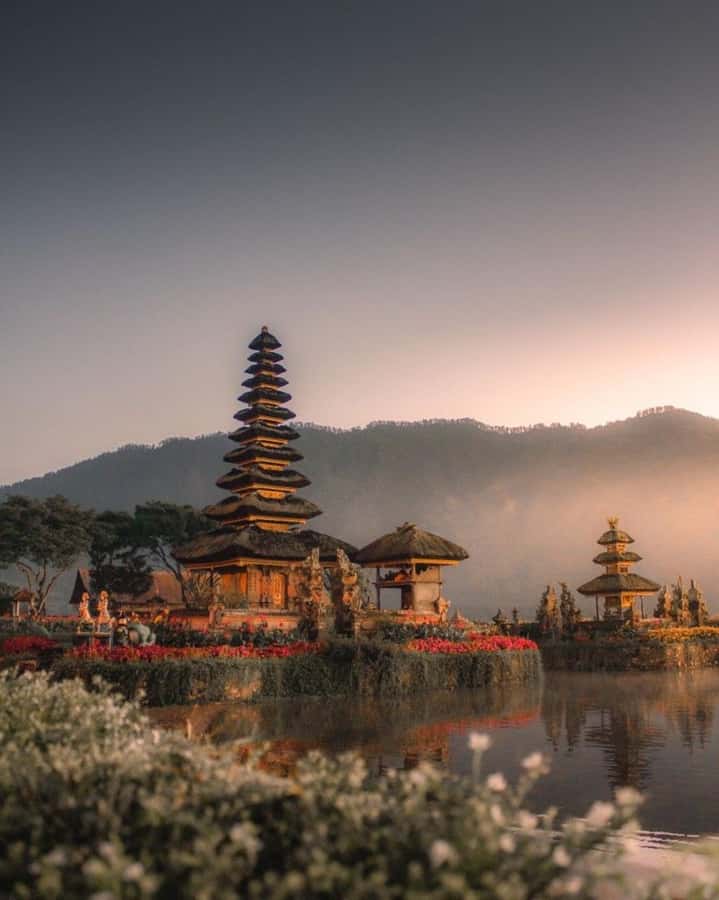 Bali: Jatiluwih UNESCO, Bratan Lake, Iconic Gate & Tanah Lot - Ulun Danu Bratan Temple: Meru Towers, Lake Views, and Sacred Scale