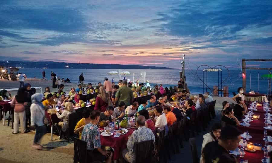 Bali: Jimbaran New Dewata Cafe Seafood Meal with Drinks - The set menu and seafood packages: how value works at $8
