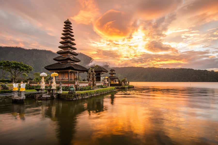 Bali: Lake Bratan, Handara Gate, Waterfall & Swing Tour - Ulun Danu Beratan Temple: The Lakeside Temple and Etiquette That Matters