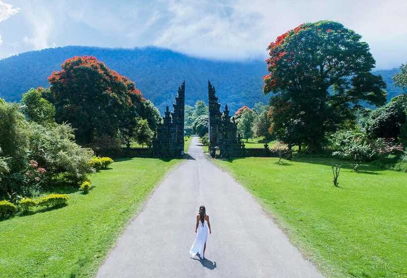 Bali: Lake Bratan, Handara Gate, Waterfall & Swing Tour - Wanagiri Hidden Hills: Lake Buyan and Lake Tamblingan Views
