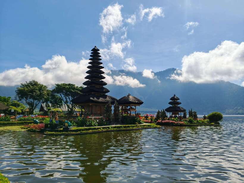 Bali: Lake Temple, Jatiluwih Rice Terrace & Waterfall Tour - Handara Iconic Gate: quick legs, big payoff