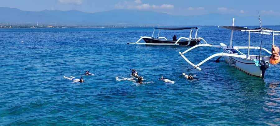 Bali: Lovina dolphin adventure with breakfast and snorkling. - Sunrise breakfast on deck: simple food, smart timing