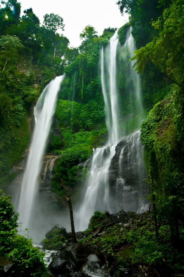 Bali Northern Trip : Majestic Waterfall Tour - Ulun Danu Bratan Temple: Cold Air and Classic Photo Stops