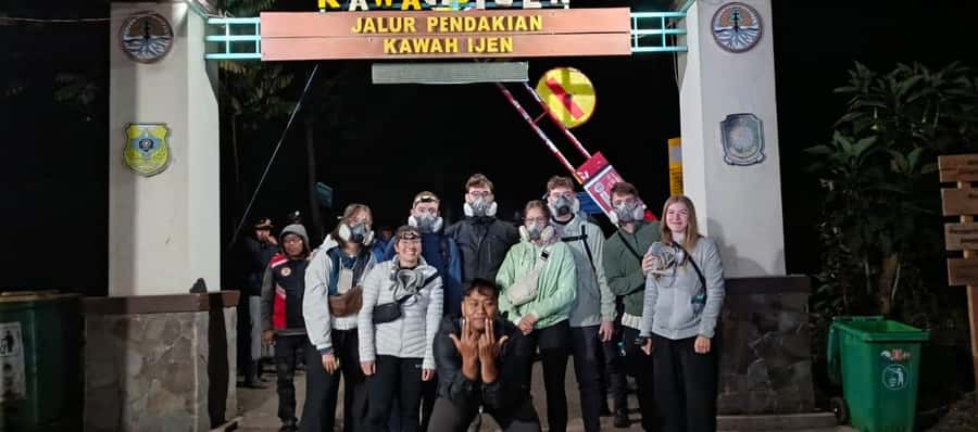 Bali or Banyuwangi: Mount Ijen Blue Fire Hiking - The crater run-up: turquoise lake views and sunrise waiting time