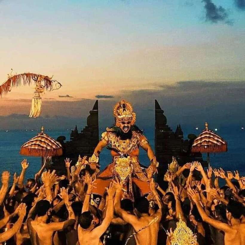 Bali: Padang Padang Beach, Uluwatu Temple & Kecak Dance - Kecak Fire Dance with sunset views: the show that actually feels special