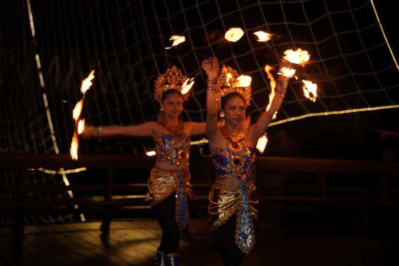 Bali Phinisi Cruise: Sunset Dinner with Live Music & Buffet - Pickup and the Benoa Harbor meeting point: getting to the boat without stress