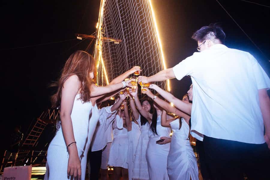 Bali: Phinisi Sunset Dinner Cruise with Entertainment - Should you book the Phinisi Sunset Dinner Cruise?