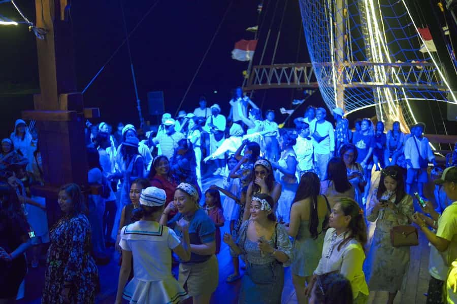 Bali: Phinisi Sunset Dinner Cruise with Entertainment - Dinner on the water: buffet style, drink flow, and vegetarian support