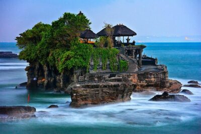 Bali Private 3 Days Tour Package Highlight - Day 2: Tanah Lot’s Ocean Views, Wanagiri’s Twin Lakes, and Ulun Danu Bratan at Brighter Hours