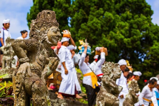Bali Private Driver (Airport pickup, Customize Tour,Group Tour) - Celuk Village: gold and silver craft stop (short, but worth it)