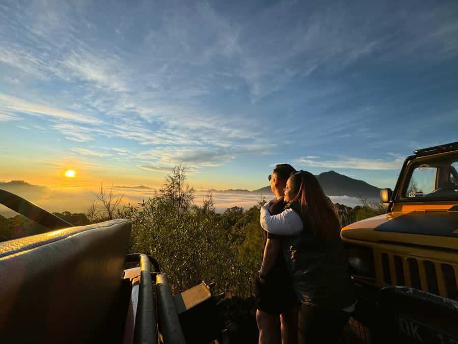 Bali : Private Sunrise Jeep Tour and Hot Spring All Include - Watching the Sunrise and Getting Photo Help From Your Jeep Driver