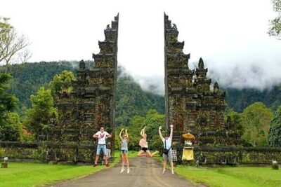 Bali Private Tour: Ulun danu Temple, Iconic Handara Gate & Tanah lot sunset. - Handara Iconic Gate Photo Stop: The Best Use of Your Morning Light