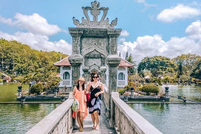 Bali Private Tour: Waterfall, Monkey forest and Tanah lot sunset - Stop 2: Sacred Monkey Forest Sanctuary (600+ Long-Tailed Monkeys)