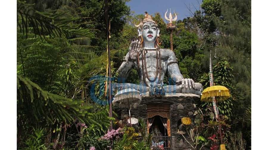 Bali: Secret and Untouristic Tour North West Bali. - Blahmantung Waterfall: a quiet resident garden with confusing paths