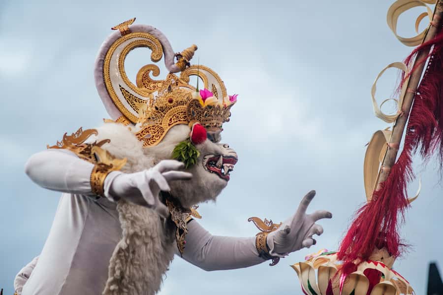Bali: Skip-the-line Uluwatu Temple and Kecak Fire Dance Tour - Timing, pickup drop-offs, and the small-group ride