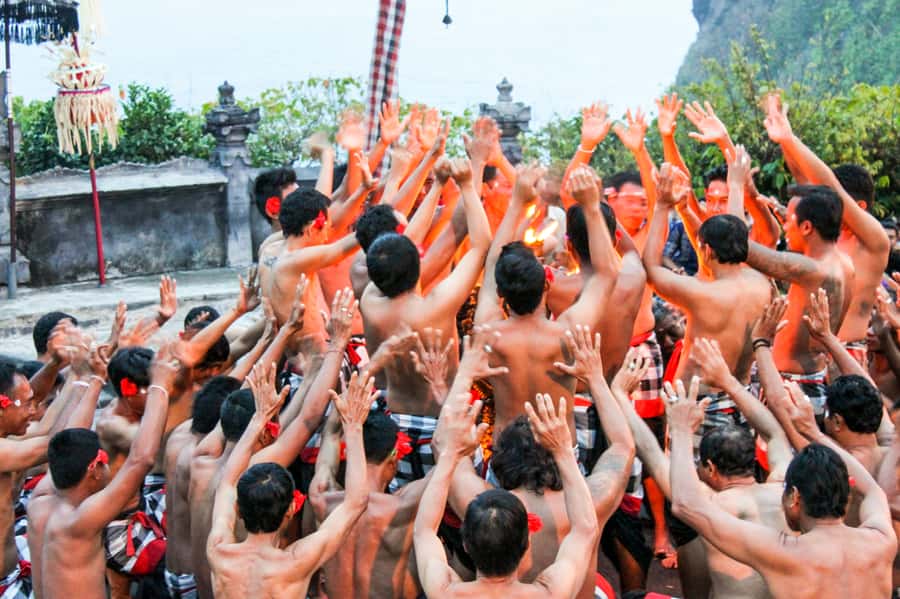 Bali Sunset: Uluwatu Temple, Kecak Dance and Jimbaran Bay - Temple Grounds and Monkey-Proofing: Simple Rules That Save Your Stuff