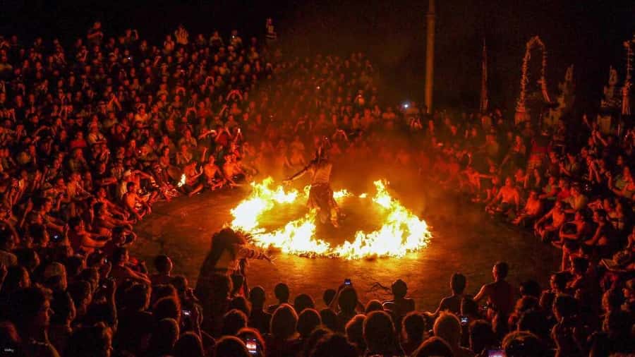 Bali: Sunset Uluwatu Temple & Kecak Fire Dance Private Tour - Uluwatu Temple on the cliff: what you’re really paying for