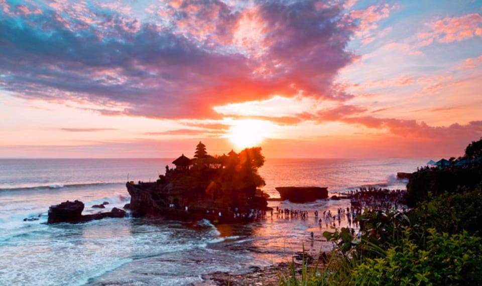 Bali : Tanah Lot Temple Tour with Sunset Dinner - Tanah Lot Temple at sunset: the rocky island viewpoint