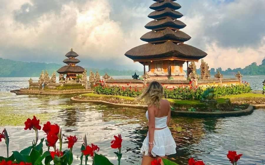 Bali: Temple Lake, Jungle Waterfall, Rice Field & Tanah Lot - Ulun Danu Beratan: the temple that looks like it floats