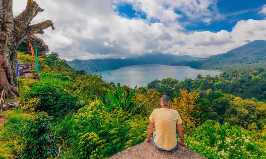 Bali: Twin Lakes, Handara Gates, and Forest Trekking Tour - Lake Tamblingan Time: Kayaking, Then a Traditional Canoe