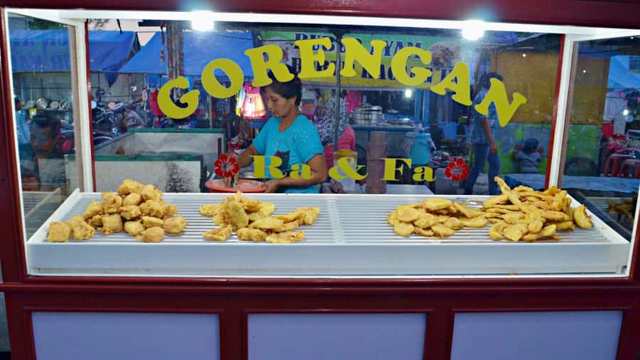 Bali - Ubud Night Market Food Tour - Walking vendor to vendor: what the tastings feel like