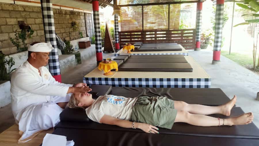 Bali: Ubud Palm of Hand Reading with Balinese Method - The Balinese palmistry method: lines, mounts, and meanings